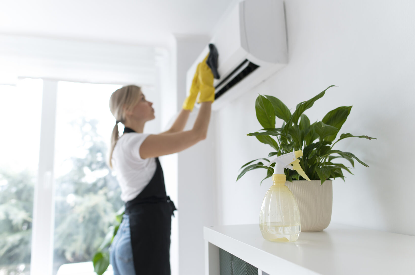 Eine CleanPro-Mitarbeiterin reinigt Haushaltsgeräte