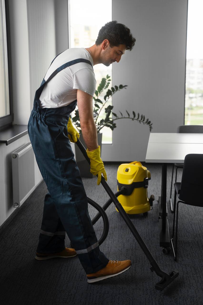 Eine CleanPro-Reinigungskraft pflegt den Boden